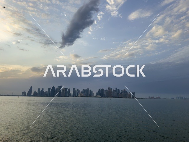 أفق الخليج الغربي في الدوحة وقت الغروب