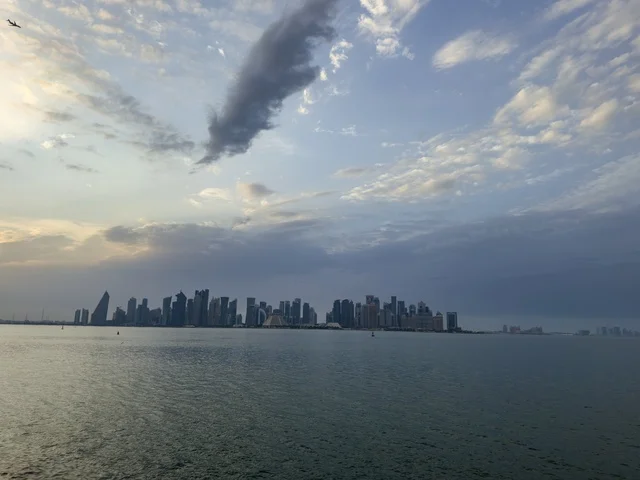 أفق الخليج الغربي في الدوحة وقت الغروب