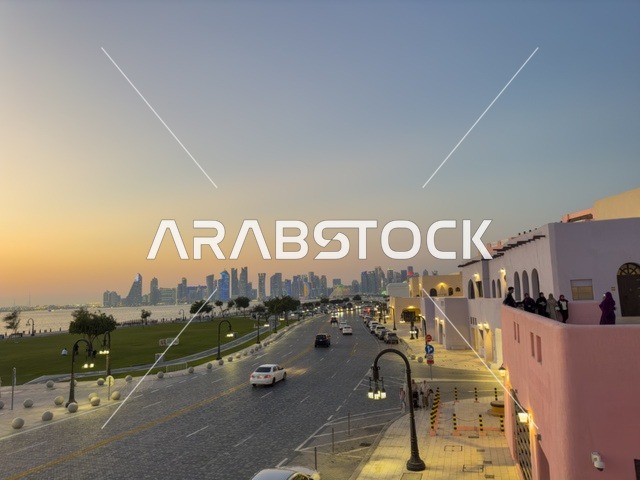 حي ميناء الدوحة القديم وأفق الأبراج وقت الغروب