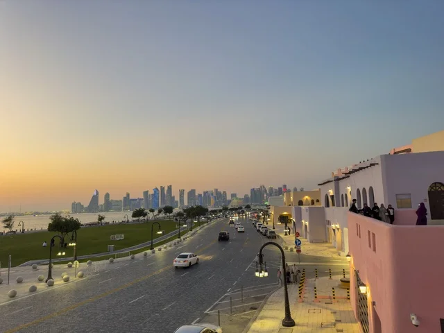 حي ميناء الدوحة القديم وأفق الأبراج وقت الغروب