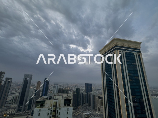 أبراج الخليج الغربي في الدوحة تحت سماء غائمة