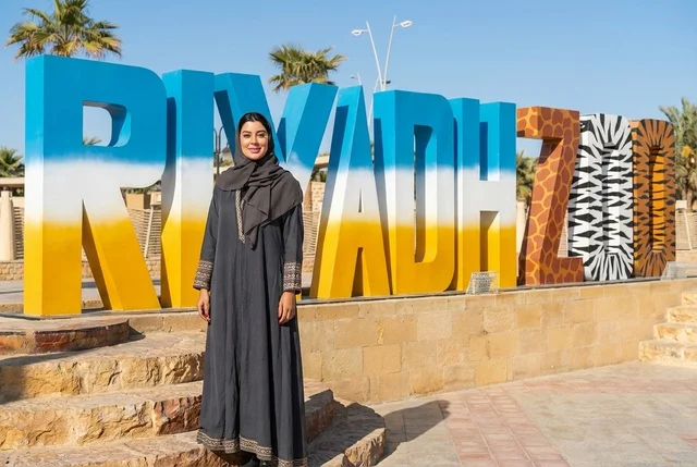امرأة سعودية أمام مجسم حديقة حيوان الرياض