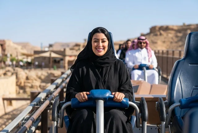 امرأة سعودية تركب قطار الملاهي في الدرعية الرياض