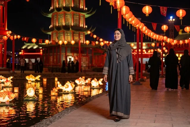 امرأة عربية في مهرجان الفوانيس الليلي والباغودا امرأة عربية في مهرجان الفوانيس الليلي والباغودا