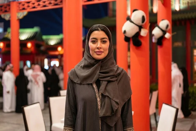 امرأة سعودية بالعباءة السوداء في فعالية صينية