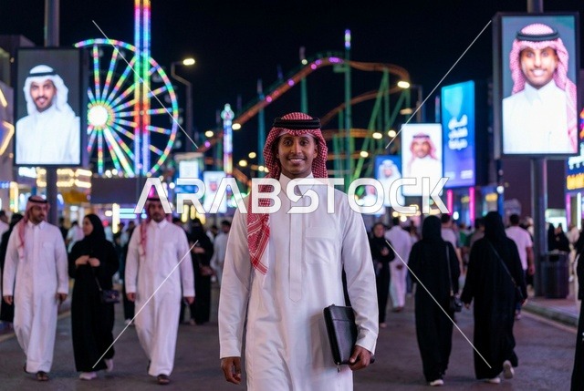 شاب سعودي بالزي التقليدي في بوليفارد الرياض ليلاً