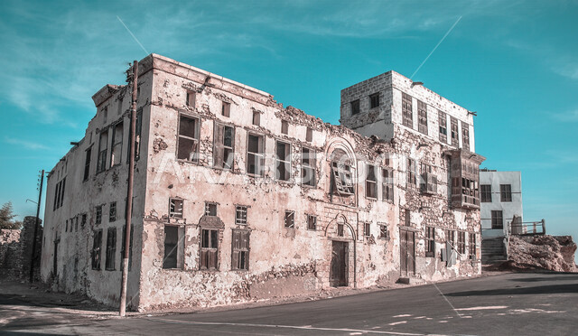 صورة لبناية قديمة شعبية بمحافظة الوجه في المملكة العربية السعودية , إبداع تاريخي وحرفي , رواشين البلدة القديمة بالوجه في السعودية , آثار من الماضي القديم ,معالم أثرية .