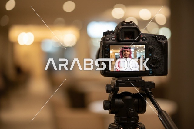 رجل سعودي على شاشة كاميرا احترافية أثناء التصوير