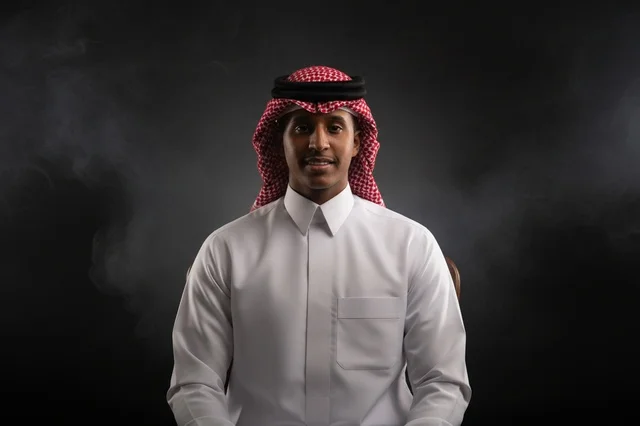 بورتريه شخصي لرجل سعودي بالثوب والشماغ التقليدي
