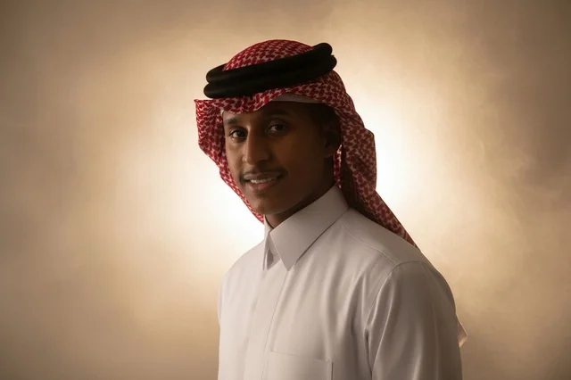بورتريه لشاب سعودي بالزي التقليدي الثوب والشماغ