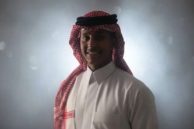 شاب سعودي بالزي التقليدي مع إضاءة خلفية درامية