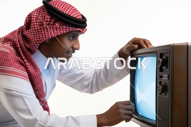 رجل سعودي ينظر إلى شاشة تلفزيون قديم