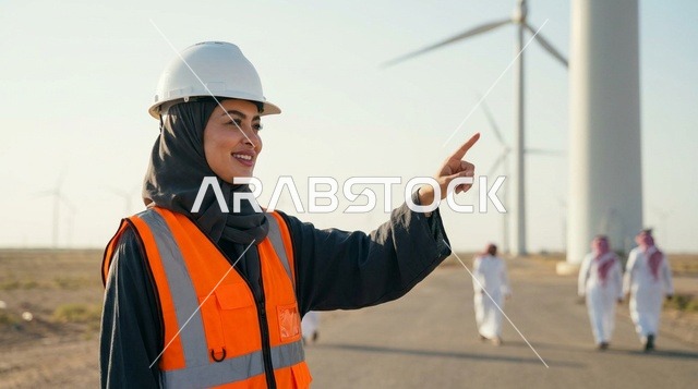 مهندسة سعودية ترتدي خوذة الأمان في محطة طاقة الرياح