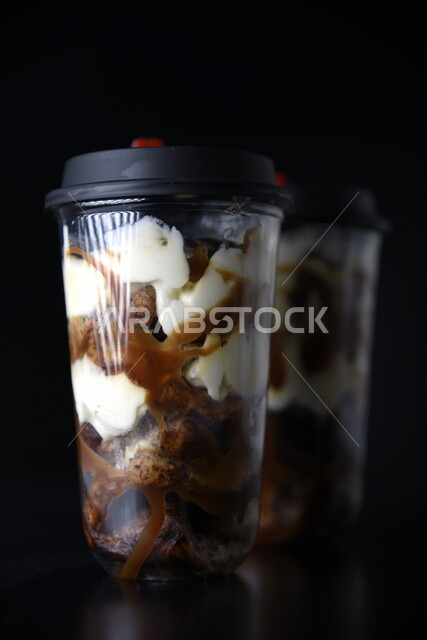 مشروبات  باردة مثلجة مصورة على خلفية سوداء ، مشروب بارد مثلج ، مشروبات لذيذة باردة ، مشروب صيفي منعش ومثلج ، حلوى لذيذة باردة 