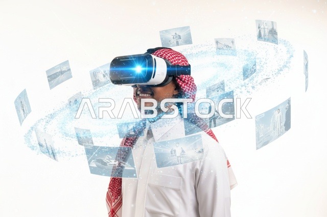 رجل سعودي يرتدي نظارة واقع افتراضي مع شاشات هولوغرام