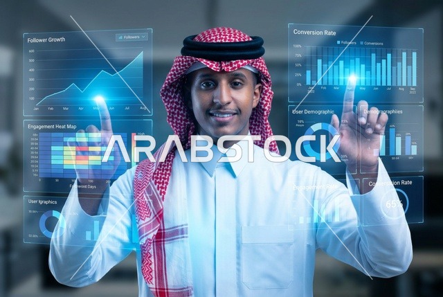 رجل سعودي يرتدي الزي التقليدي يتفاعل مع شاشات رقمية