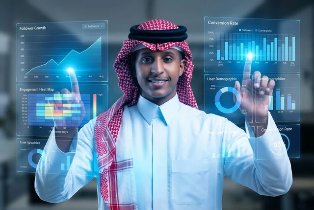 رجل سعودي يرتدي الزي التقليدي يتفاعل مع شاشات رقمية