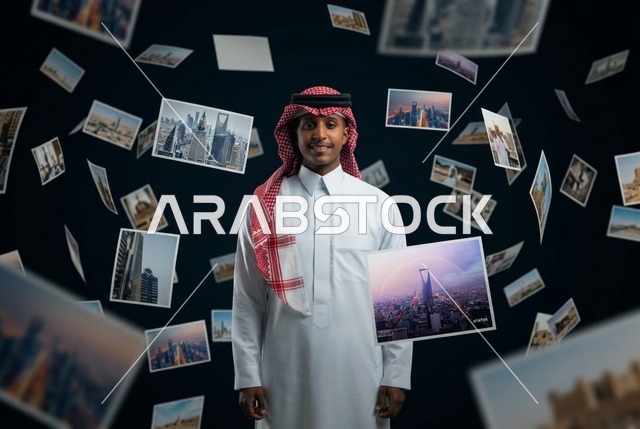رجل سعودي بالزي التقليدي محاط بصور عائمة لمعالم المملكة