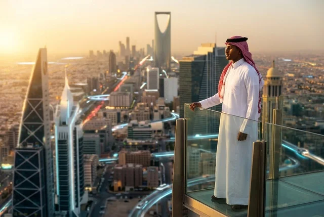 رجل سعودي يشاهد أفق الرياض وقت الغروب