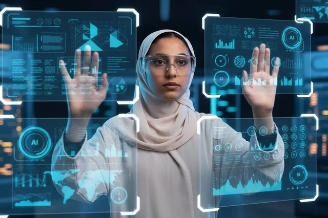 امرأة سعودية تتفاعل مع واجهة بيانات هولوغرامية مستقبلية
