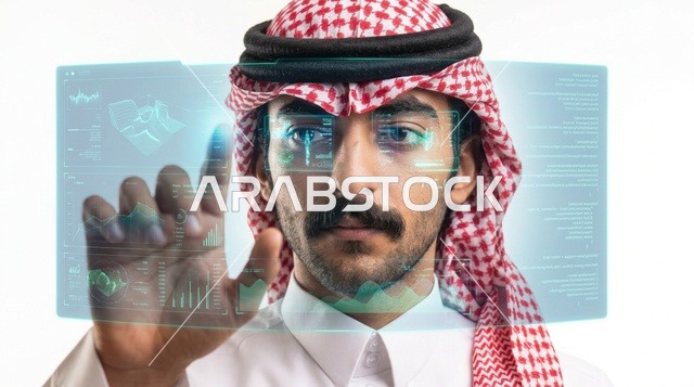 رجل سعودي يتفاعل مع واجهة هولوغرام ذكية وتقنية حديثة