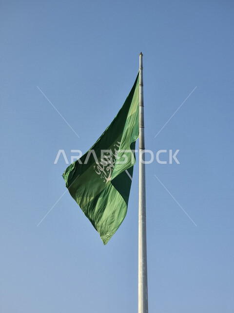 صورة مقربة لسارية علم السعودية يرفرف بالسماء ، أطول سارية علم في العالم بالسعودية ، الاحتفال باليوم الوطني السعودي ، حب الوطن