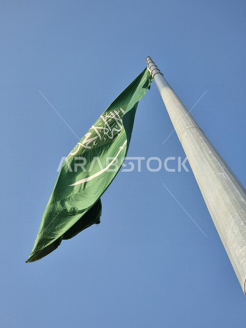 صورة مقربة لسارية علم السعودية يرفرف بالسماء ، أطول سارية علم في العالم بالسعودية ، الاحتفال باليوم الوطني السعودي ، حب الوطن
