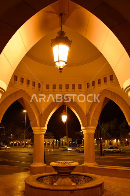 صورة ليلية لاحدى الاماكن العامة في مدينة العين بأبوظبي بدولة الامارات العربية المتحدة، اماكن الجلوس بالحدائق العامة، جلسات ترفيهية في احد الحدائق، السياحة في الإمارات