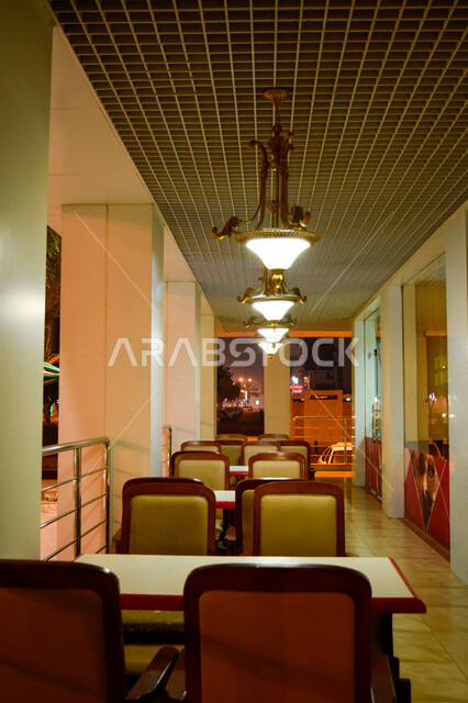 صورة من الداخل لاحد المطاعم في مدينة العين بأبو ظبي بالإمارات العربية المتحدة، الطاولات والكراسي، جلسات هادئة، تصاميم وديكورات، ديكورات مميزة، السياحة في الإمارات