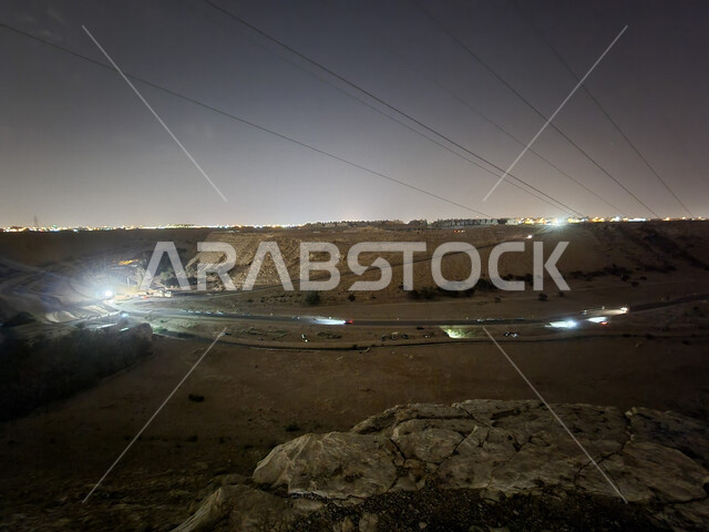 منظر ليلي لوادي في مدينة الرياض بالمملكة العريية السعودية ، المرتفعات الجبلية ، السياحة في السعودية ، الطبيعة الصحراوية في السعودية