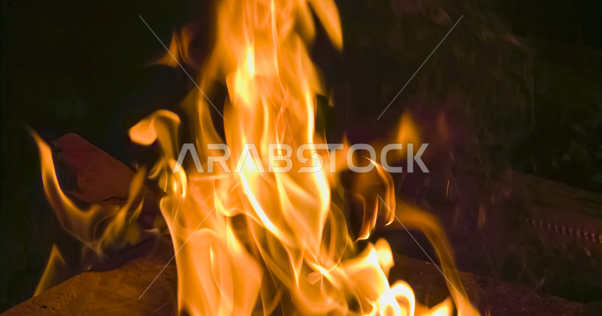 صورة مقربة لنيران مشتعلة بالحطب ، رحلات برية ، جلسة بر عربية في صحراء ...