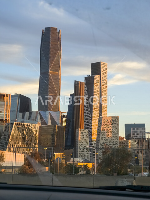 صورة لمركز الملك عبدالله المالي ( كافد ) في الرياض بالمملكة العربية السعودية ، أبراج وناطحات السحاب في الرياض ، السياحة في السعودية ، المعالم السياحية المشهورة في الرياض ، الفن الهندسي المعماري بالسعودية 