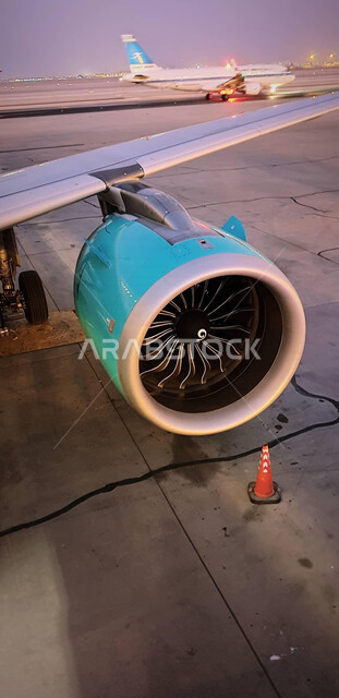 صورة لمحرك النفاذ للطائرة بمطار الملك خالد في مدينة الرياض ، السياحة في السعودية ، المملكة العربية السعودية ، جناح ومحرك الطائرة بمطار الملك خالد بالرياض ، وسائل المواصلات الجوية