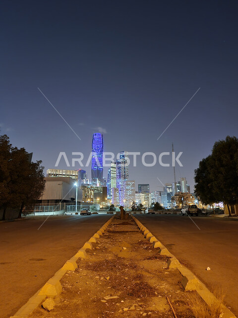 صورة ليلية لمركز الملك عبدالله المالي ( كافد ) في الرياض بالمملكة العربية السعودية ، أبراج وناطحات السحاب في الرياض ، السياحة في السعودية ، المعالم السياحية المشهورة في الرياض ، الفن الهندسي المعماري بالسعودية 