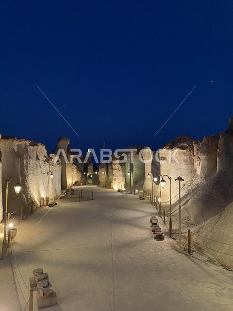 صورة إبداعية لمنتجع جبل القارة بالإحساء في المملكة العربية السعودية، جبل القارة، التكوينات الصخرية في جبل القارة، جمال الطبيعة الصخرية، معالم السعودية المشهورة، منتجع جبل القارة، السياحة في السعودية