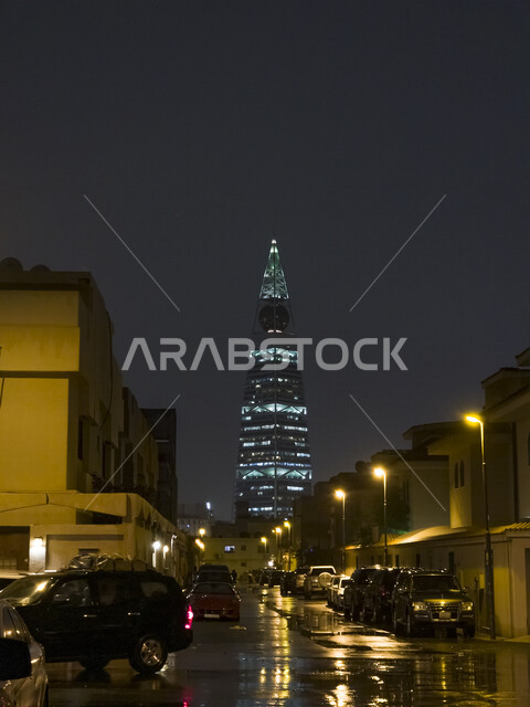 صورة ليلية لبرج الفيصلية في مدينة الرياض بالمملكة العربية السعودية ، أبراج مدينة الرياض ، معالم مشهورة في الرياض ، الفن الهندسي المعماري في السعودية ، السياحة في السعودية ، برج الفيصلية