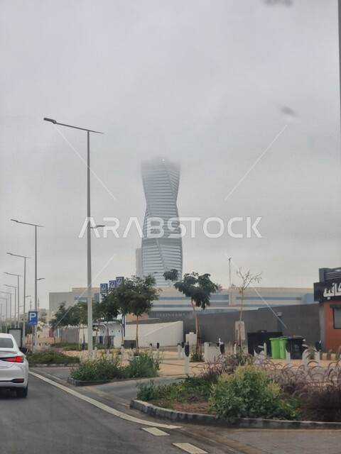 صور جمالية لبرج المجدول مغطى بسحابة بيضاء في مدينة الرياض بالمملكة العربية السعودية ، أبراج مدينة الرياض ، معالم مشهورة في الرياض ، الفن الهندسي المعماري في السعودية ، السياحة في السعودية ، برج المجدول