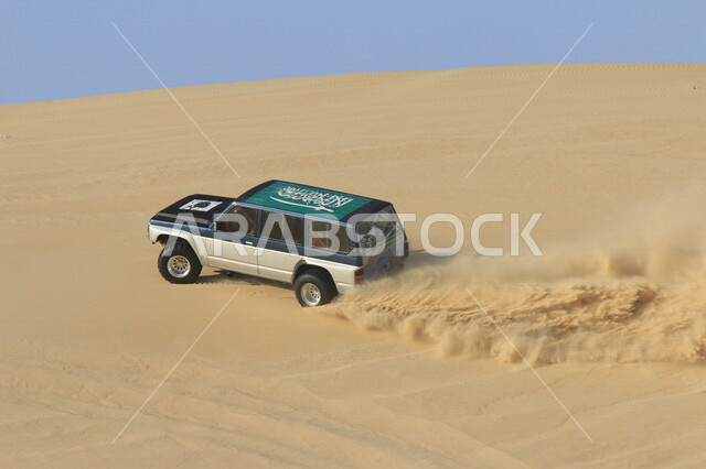 مغامرات سفاري على الكثبان الرملية ، مغامرة قيادة سيارة الدفع الرباعي ( التطعيس ) وسط الصحراء ، نشاط صحراوي ممتع ، مغامرة شيقة في البيئة الصحراوية