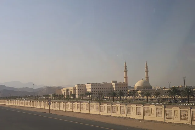 مسجد كبير بجانب طريق أسفلتي في مكة المكرمة السعودية
