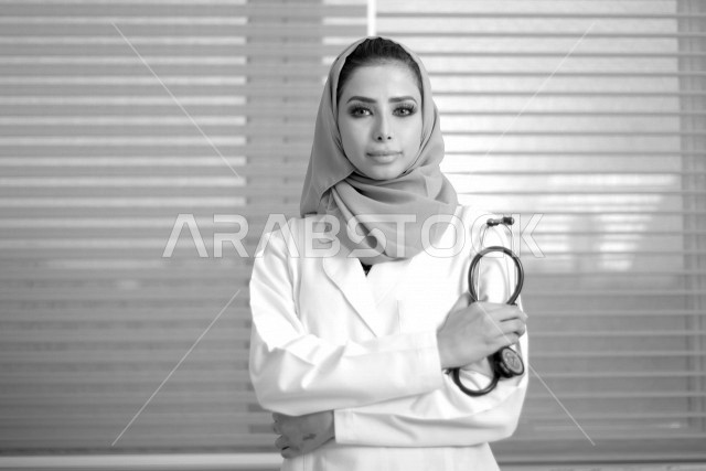 طبيبة عربية خليجية سعودية ترتدي المعطف الطبي وتحمل بيها السماعة الطبية ، ايماءات وجه ويدين مختلفة ، العمل في القطاع الصحي ، تقديم الاستشارات الطبية والخدمات الصحية، مفهوم الطب والرعاية الصحية
