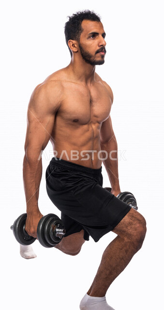 بورتريه لشاب عربي خليجي سعودي يقوم بممارسة التمارين الرياضية مع الدمبل ، نشاط بدني للمحافظة على الصحة و اللياقة الجسدية ، تقوية عضلات الجسم و بنائها ، تمارين رفع الأثقال (دمبلز)، رفع الأوزان الحديدية الثقيلة ، كمال الأجسام ، لياقة و رشاقة
