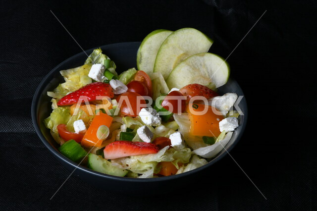 صورة لطبق مليئ  بالخضراوات والفواكه الطازجة المفيدة للصحة  ، حمية غذائية صحية ، أطباق صحية ، مقبلات باردة ، سلطة الخضار المزينة بالجبنة البيضاء