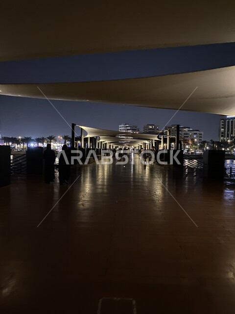 صورة ليلية للواجهة البحرية في مدينة جدة بالمملكة العربية السعودية، الواجهة البحرية، كورنيش جدة، معالم جدة المشهورة، السياحة في السعودية