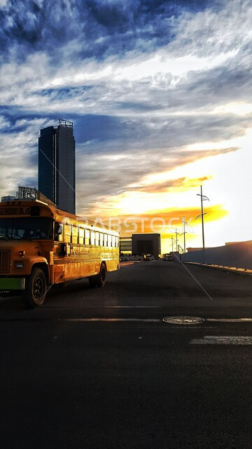 صورة لباص المدرسة الاصفر في منطقة اجدان ووك في الخبر في المملكة العربية السعودية ، الوسائل الامنة لسلامة الطلاب ، باصات مدرسية ، برج اجدان رايز في السعودية