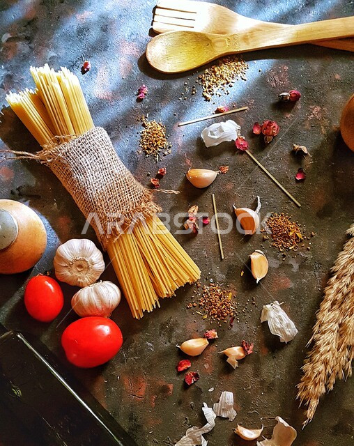  أعواد المعكرونة و قطع الخضار المتناثرة على طاولة ، تحضير وصفات طعام ، بهارات و مكونات ، أدوات مطبخ ، تصوير طعام احترافي 