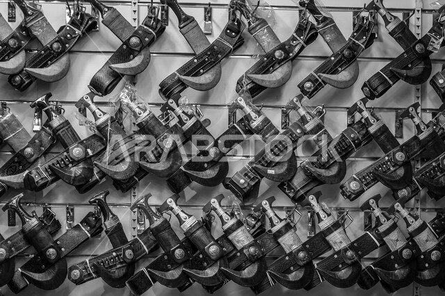 صورة لمجموعة من الخناجر المعلقة في احد اسواق الجنابي والخناجر في السعودية ، سوق شعبي ، صناعات يدوية تراثية ،  الحضارة الشعبية السعودية 