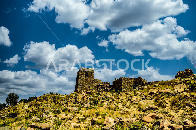 صورة ابداعية لقلعة بني سعد في محافظة الطائف بالمملكة العربية السعودية، صورة حصن اثري قديم لقرية بني سعد، معالم اثرية تاريخية، الطبيعة في السعودية، السياحة في السعودية