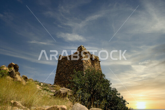 صورة ابداعية لقلعة بني سعد في محافظة الطائف بالمملكة العربية السعودية، صورة حصن اثري قديم لقرية بني سعد، معالم اثرية تاريخية، الطبيعة في السعودية، السياحة في السعودية