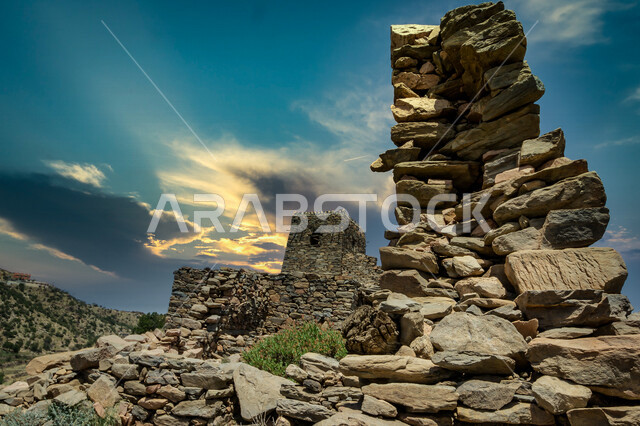 صورة ابداعية لقلعة بني سعد في محافظة الطائف بالمملكة العربية السعودية، صورة حصن اثري قديم لقرية بني سعد، معالم اثرية تاريخية، الطبيعة في السعودية، السياحة في السعودية