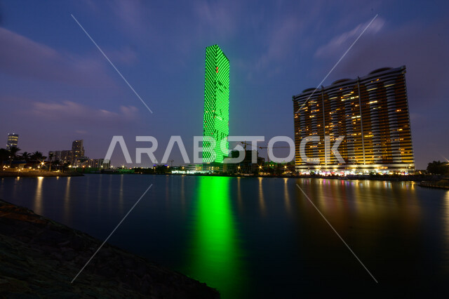 برج كورنيش جدة مضيء بالوان خضراء في جدة بالمملكة العربية السعودية، كورنيش جدة، الأبراج وناطحات السحاب، الاحتفال باليوم الوطني السعودي، معالم جدة، الواجهة البحرية في جدة، السياحة في جدة